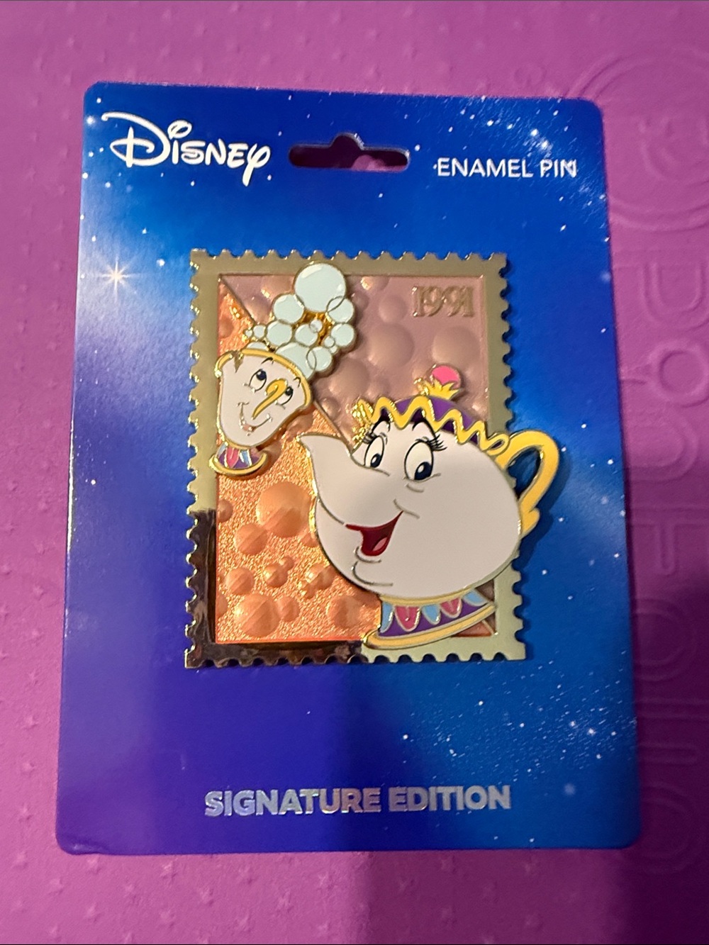 Disney Mrs. Potts & Chip Royal Stamp Pin - Signature Edi 400 PALM Pink Ala Mode